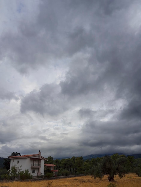 Nuvens Cumulus gigantes antes da tempestade de verão que se aproxima em uma vila na ilha na Grécia