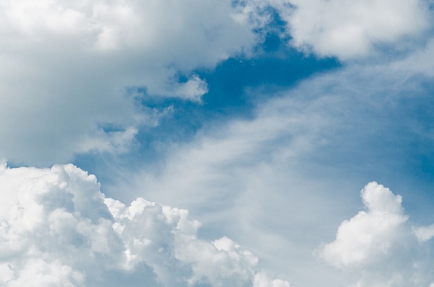 Nuvens cumulus incrivelmente maravilhosas contra um céu azul - imagem