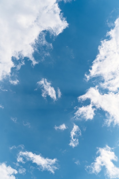 Nuvens cumulus no céu azul close-up