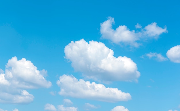 Nuvens cumulus no céu azul