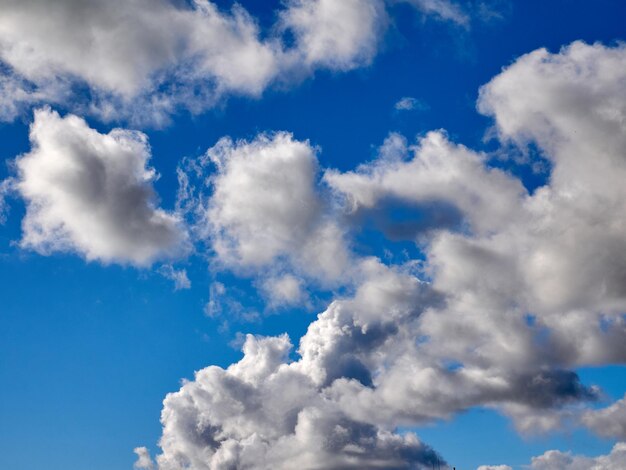 Nuvens cumulus no céu Formas de nuvens fofinhas