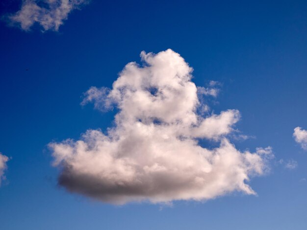 Nuvens cumulus no céu Formas de nuvens fofinhas