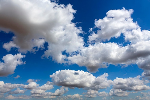 Nuvens cumulus no céu para plano de fundo e camada.