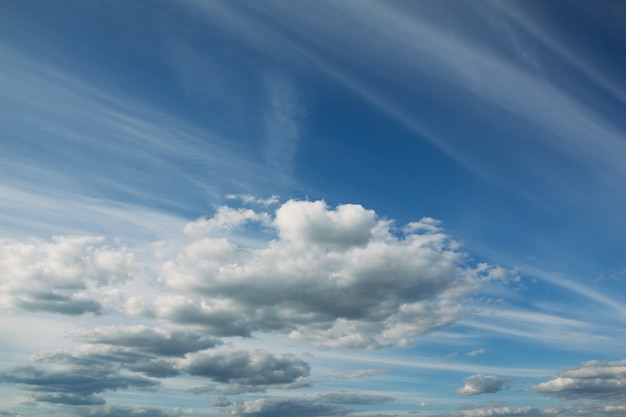 Nuvens cumulus no céu