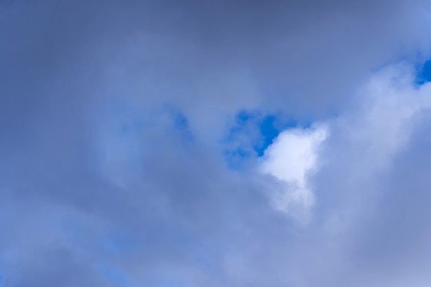 Nuvens cumulus no fundo do céu azul de nuvens brancas no céu