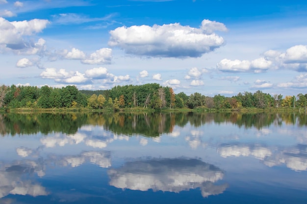 Nuvens da floresta de outono refletidas em um lago