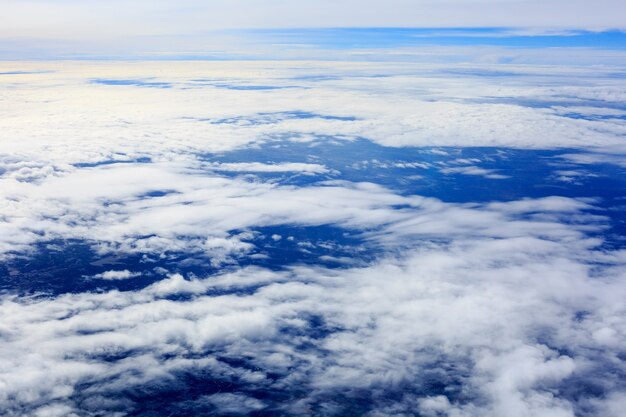 nuvens da janela do avião