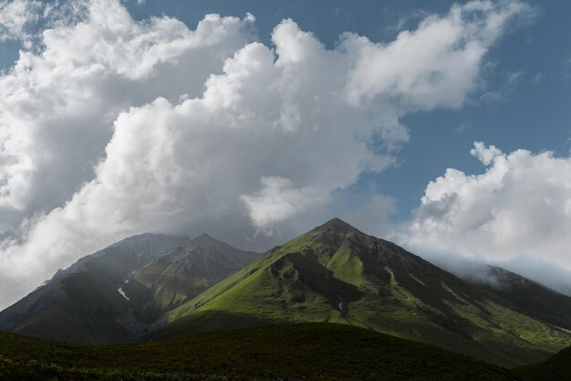 Foto nuvens da paisagem montanhosa de verão sobre os picos