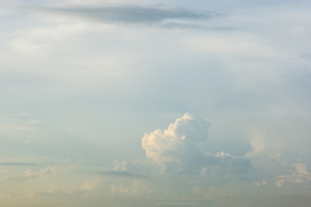 Nuvens de céu à noite.