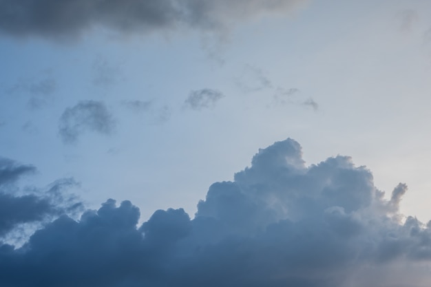 Nuvens de céu à noite.