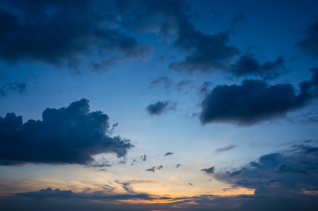 Nuvens de céu à noite.