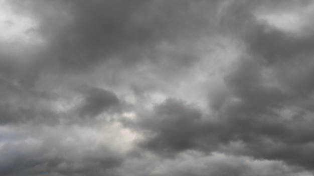 Nuvens de chuva cinzentas Tempo antes da chuva Esperando a tempestade e o trovão