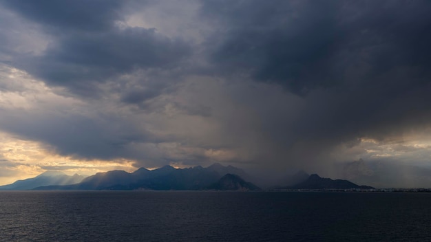 Nuvens de chuva e paisagens incríveis da natureza