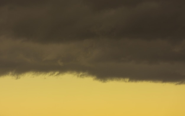 Nuvens de chuva escuras e cor amarela no céu durante a tempestade