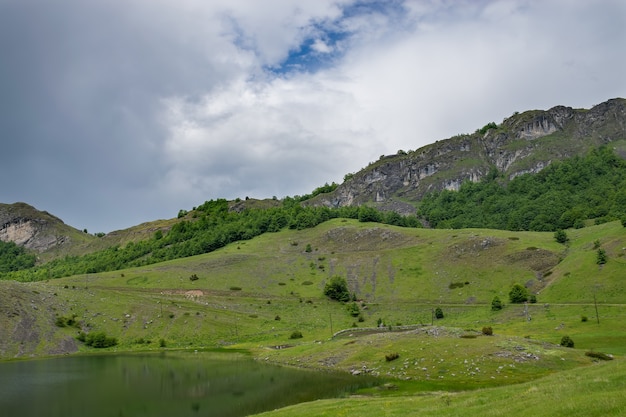 Nuvens de chuva estão se aproximando do lago da montanha.