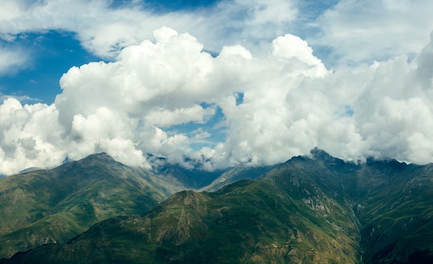 Nuvens de chuva sobre as montanhas