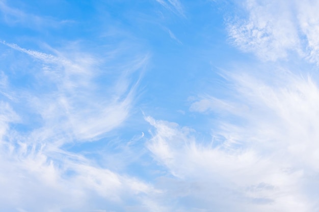 Nuvens de cirro brancas em um fundo de céu azul