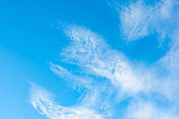 Foto nuvens de cirro no fundo do céu azul.