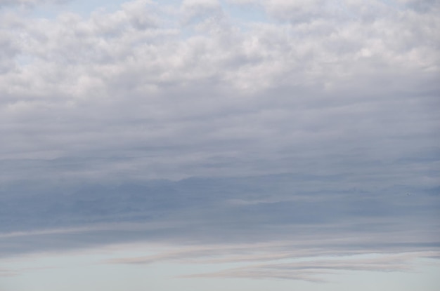 Nuvens de cor branca e cinza cobrem parcialmente o céu