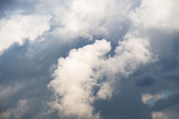 Nuvens de cor cinza cobrem parcialmente o céu