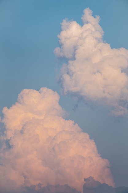 Nuvens de cor no céu da noite