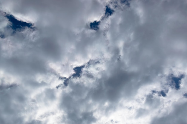 Nuvens de cúmulo brancas contra um céu azul ao meio-dia