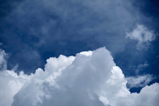 Nuvens de cúmulo inchadas brancas no céu azul de verão