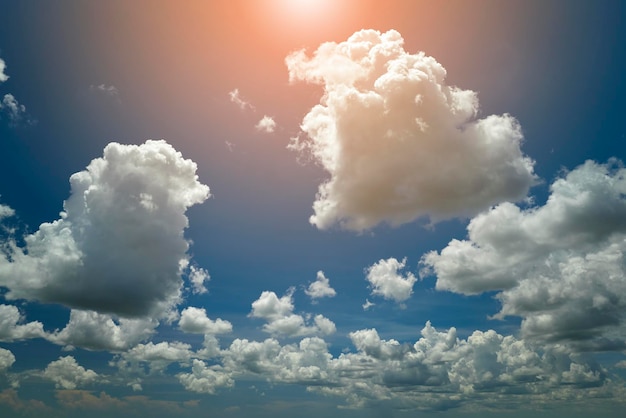 Nuvens de cúmulo inchadas brancas no céu azul de verão