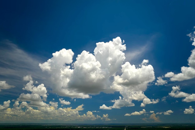Nuvens de cúmulo inchadas brancas no céu azul de verão