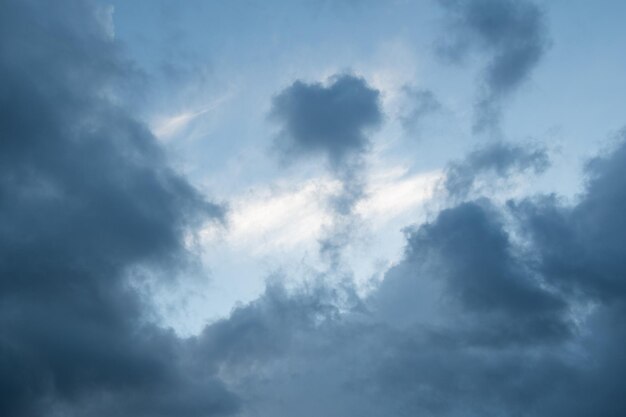 Nuvens de cumulus azuis uma com uma nuvem parece um coração Céu romântico