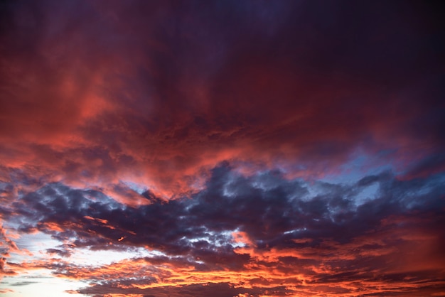 Nuvens de fogo Sun céu brilhante