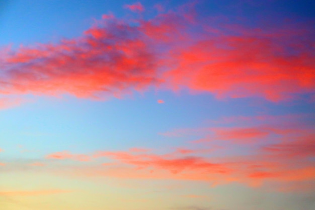 Nuvens de fundo coloridas gráficas no céu