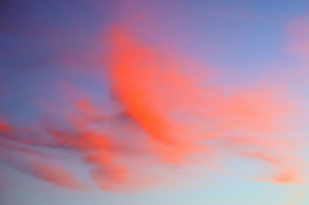 Nuvens de fundo coloridas gráficas no céu