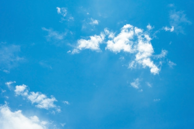 Nuvens de lindo céu azul para segundo plano.