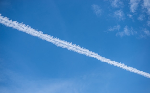 Foto nuvens de longa distância são causadas por voar através do avião.