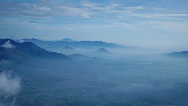 nuvens de montanha na manhã