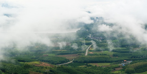 Foto nuvens de nevoeiro da manhã na montanha