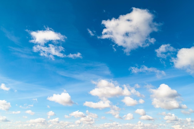 Nuvens de outono contrastantes contra o céu azul. Fundo natural para criatividade e design.