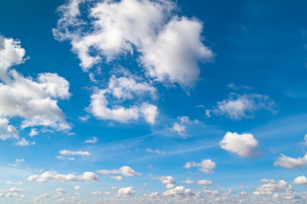 Nuvens de outono contrastantes em um céu azul. Fundo natural para criatividade e design.