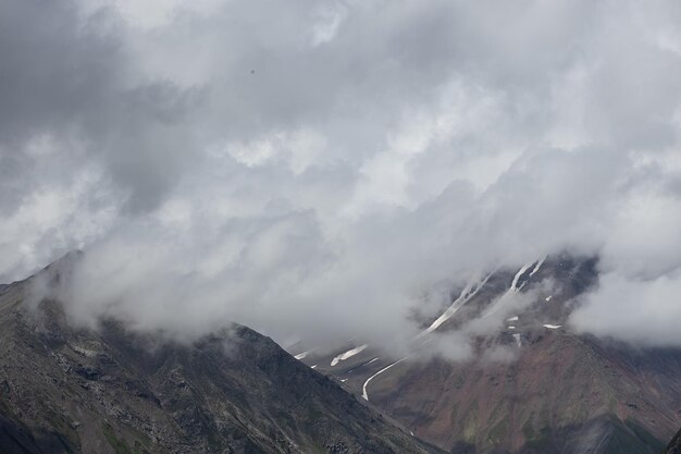 Foto nuvens de paisagem de montanha sobre picos