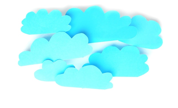 Nuvens de papel azuis isoladas em branco Conceito de computação em nuvem
