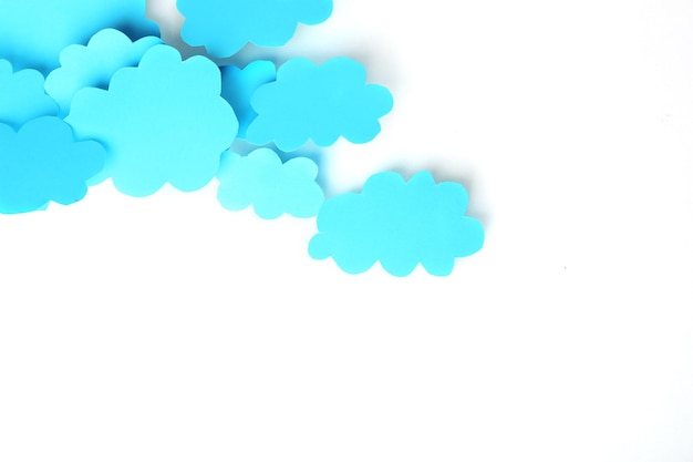 Nuvens de papel azuis isoladas em branco Conceito de computação em nuvem