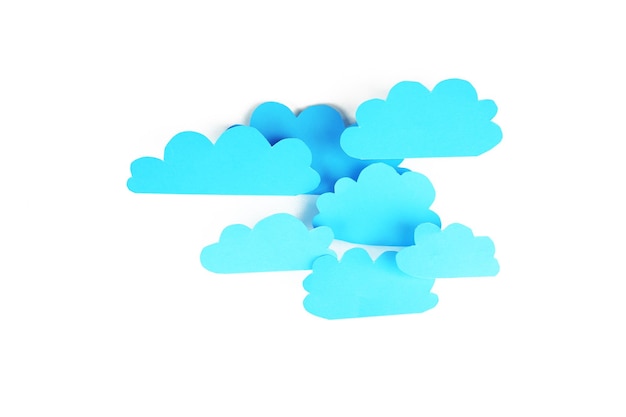 Nuvens de papel azul isoladas em branco Conceito de computação em nuvem