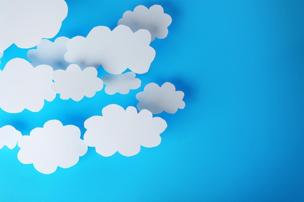 Nuvens de papel branco em fundo azul Conceito de computação em nuvem