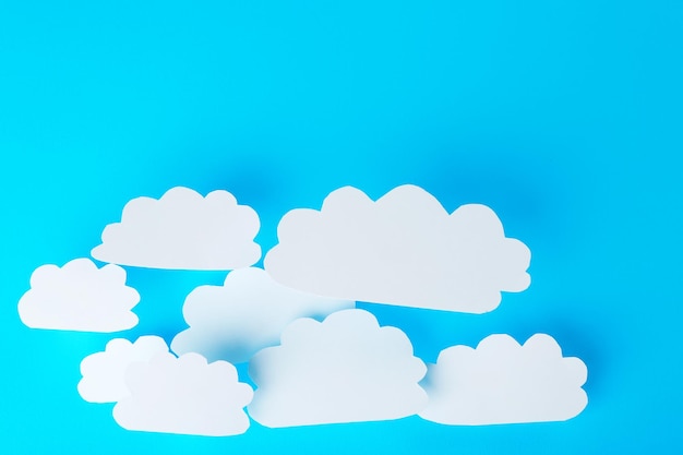 Nuvens de papel branco em fundo azul Conceito de computação em nuvem