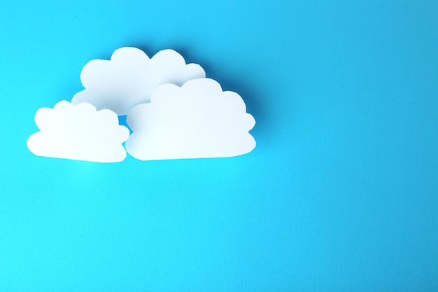 Nuvens de papel branco sobre fundo azul Conceito de computação em nuvem