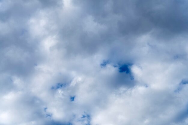 Nuvens de pilha. Tempo nublado. Nuvens porosas. Nuvens cumulonimbus. Nuvens à deriva