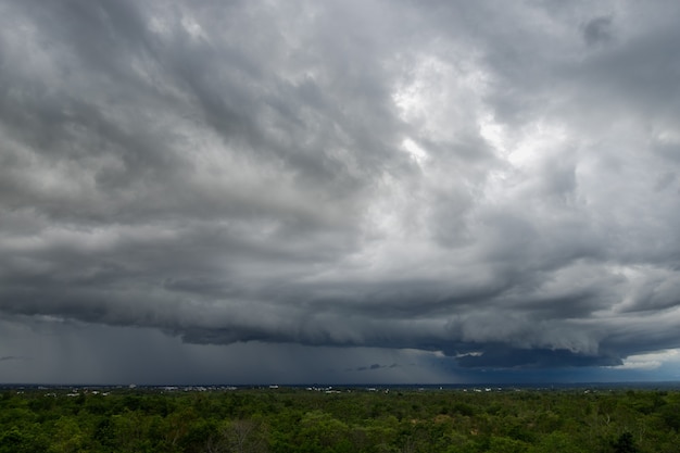 Foto nuvens de tempestade com a chuva. natureza ambiente escuro, enorme nuvem, céu, nuvem negra tempestuosa