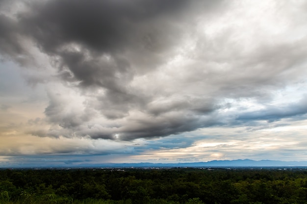 Nuvens de tempestade com a chuva