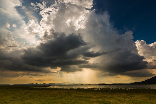 Nuvens de tempestade com a chuva